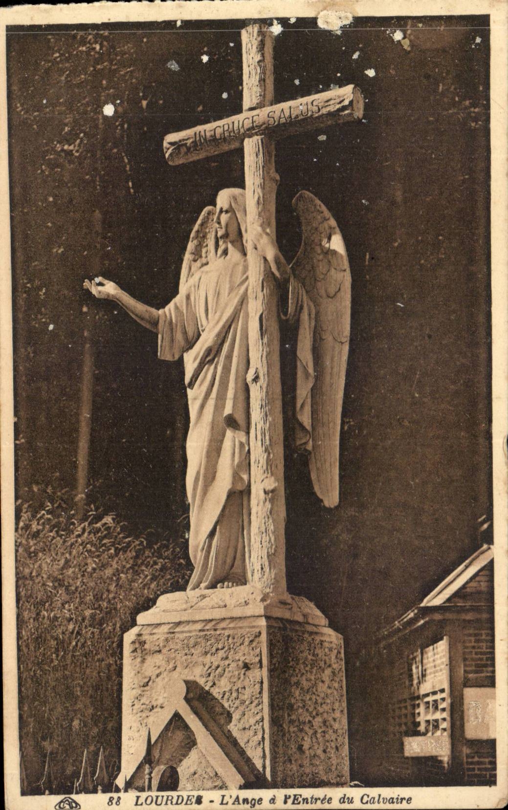 Lourdes CPA L'ange a l'entree du calvaire