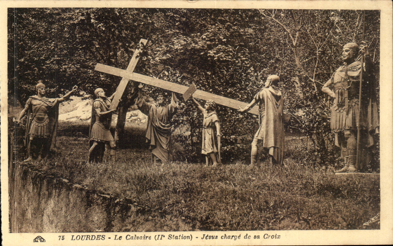 Lourdes CPA Le calvaire (2eme station) Jesus charge de sa croix