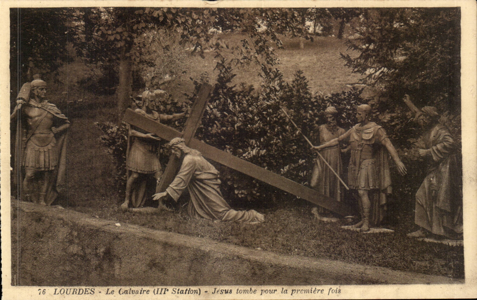 Lourdes CPA Le calvaire (3eme station) Jesus tombe pour la premiere fois