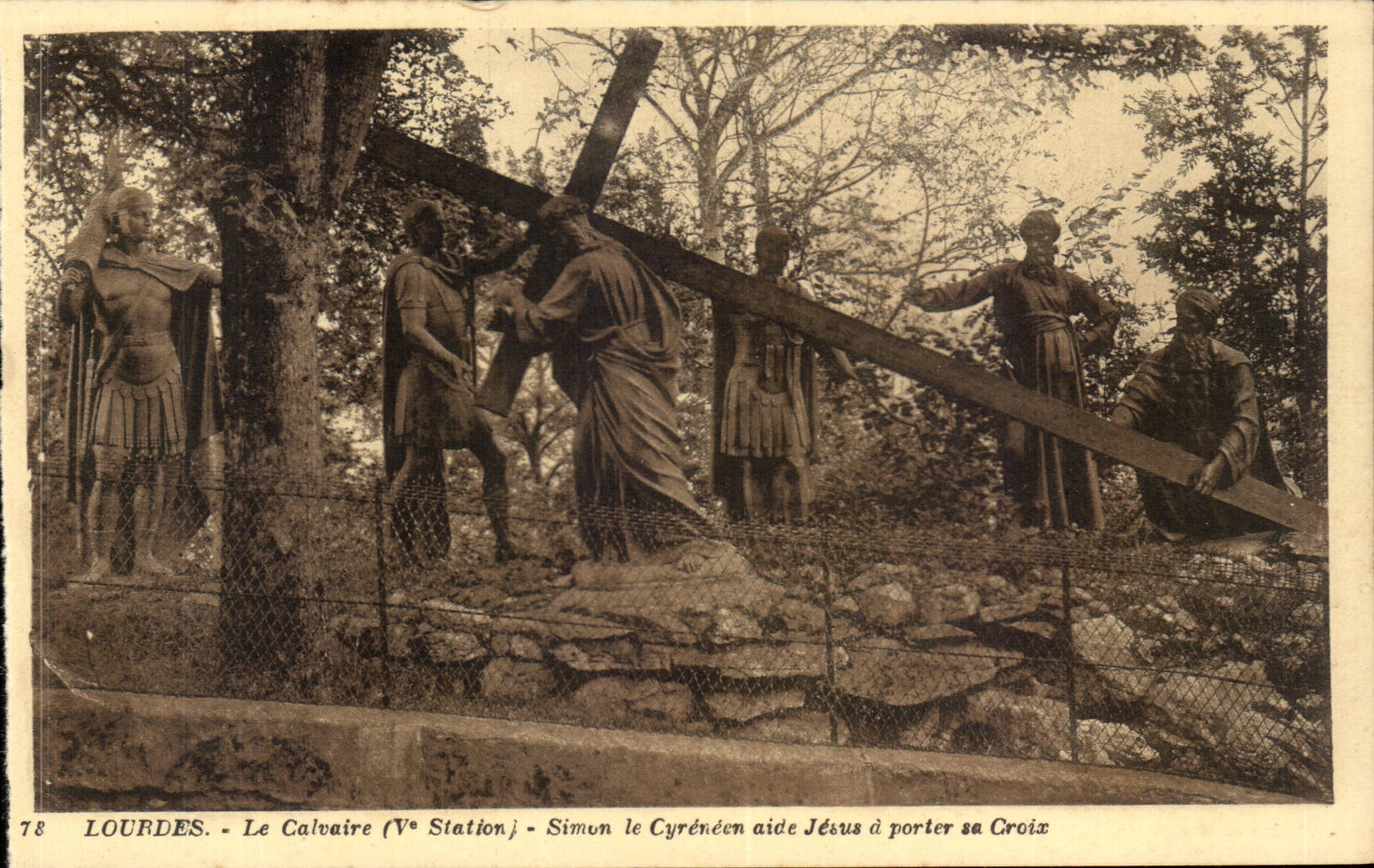 Lourdes CPA Le calvaire (5eme station) Simon le cyreneen aide Jesus a porter sa croix