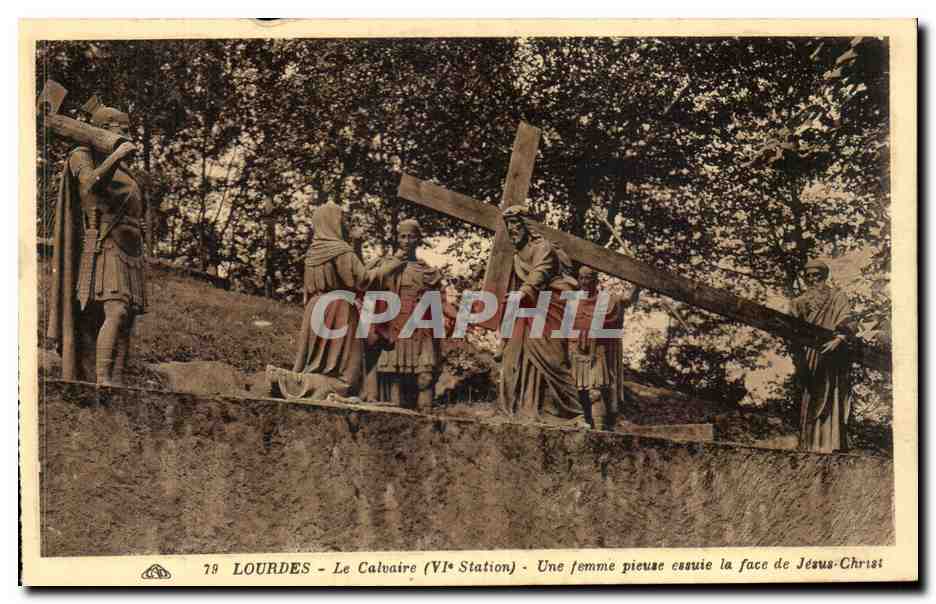 Lourdes CPA Le calvaire (6eme station) Une jeune femme pieuse essuie la face de Jesus Christ