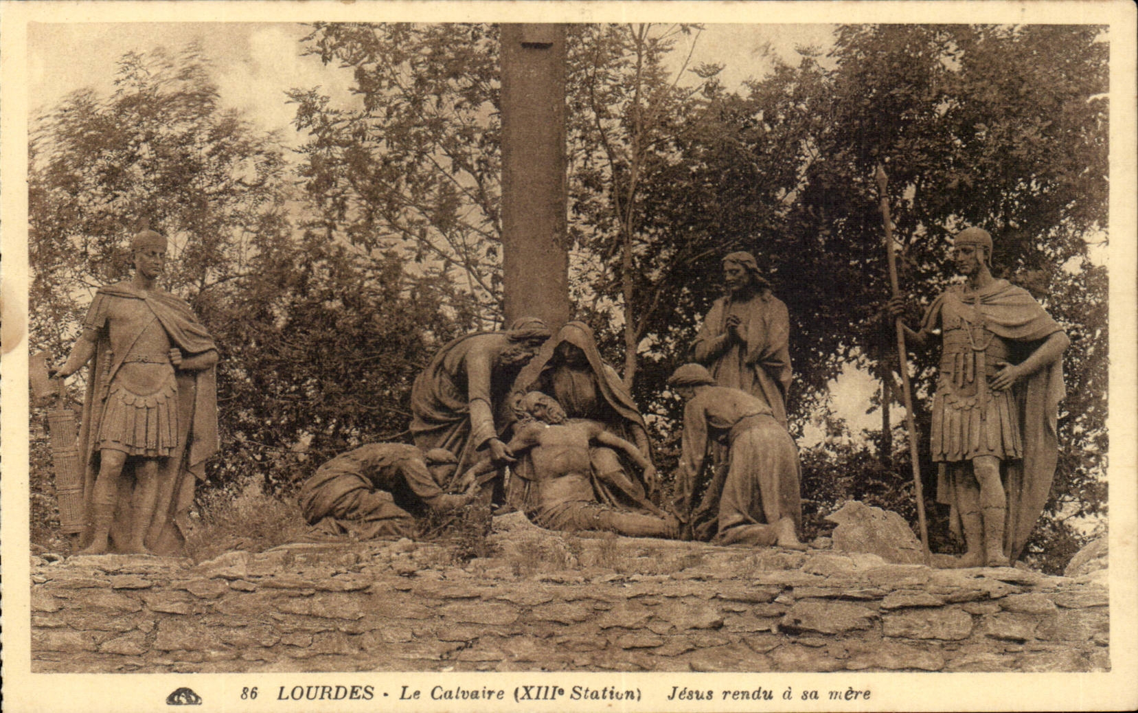 Lourdes CPA Le calvaire (13eme station) Jesus rendu a sa mere