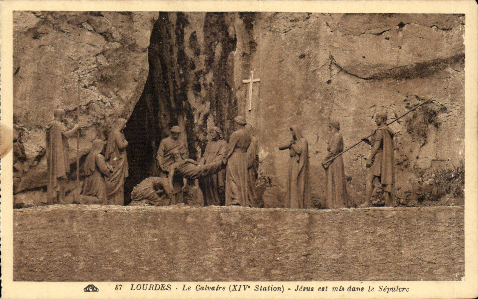 Lourdes CPA Le calvaire (14eme station) Jesus est mis dans le sepulcre