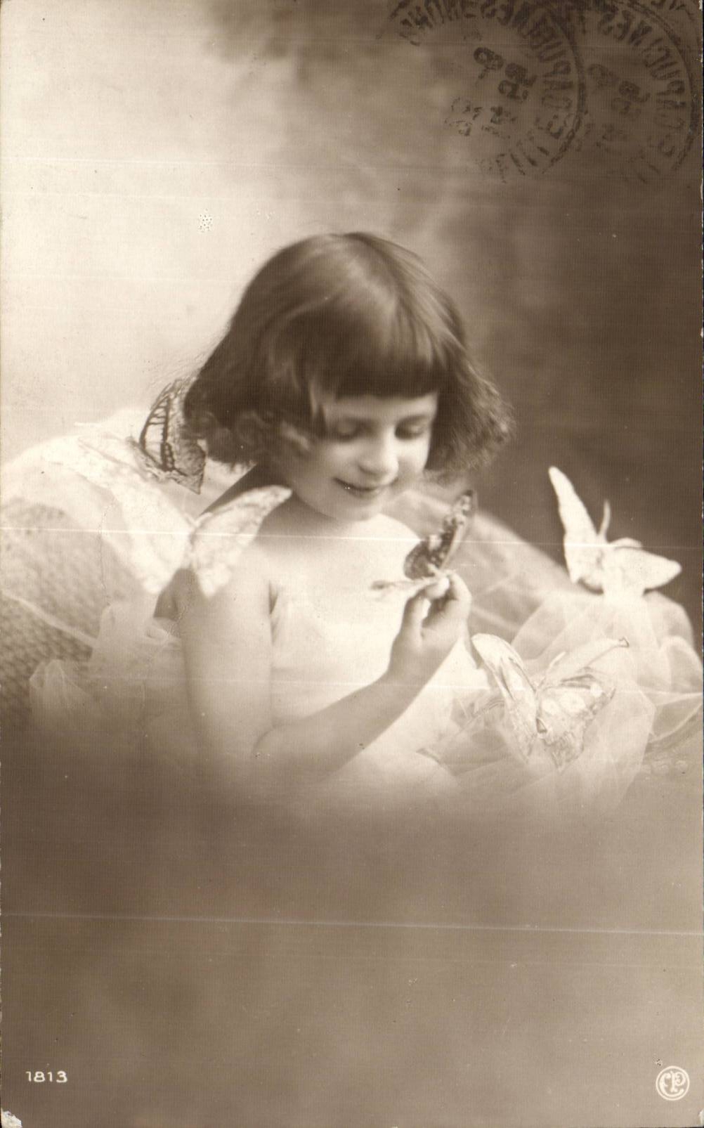 CPA Fantaisie Enfant et papillon (butterfly)