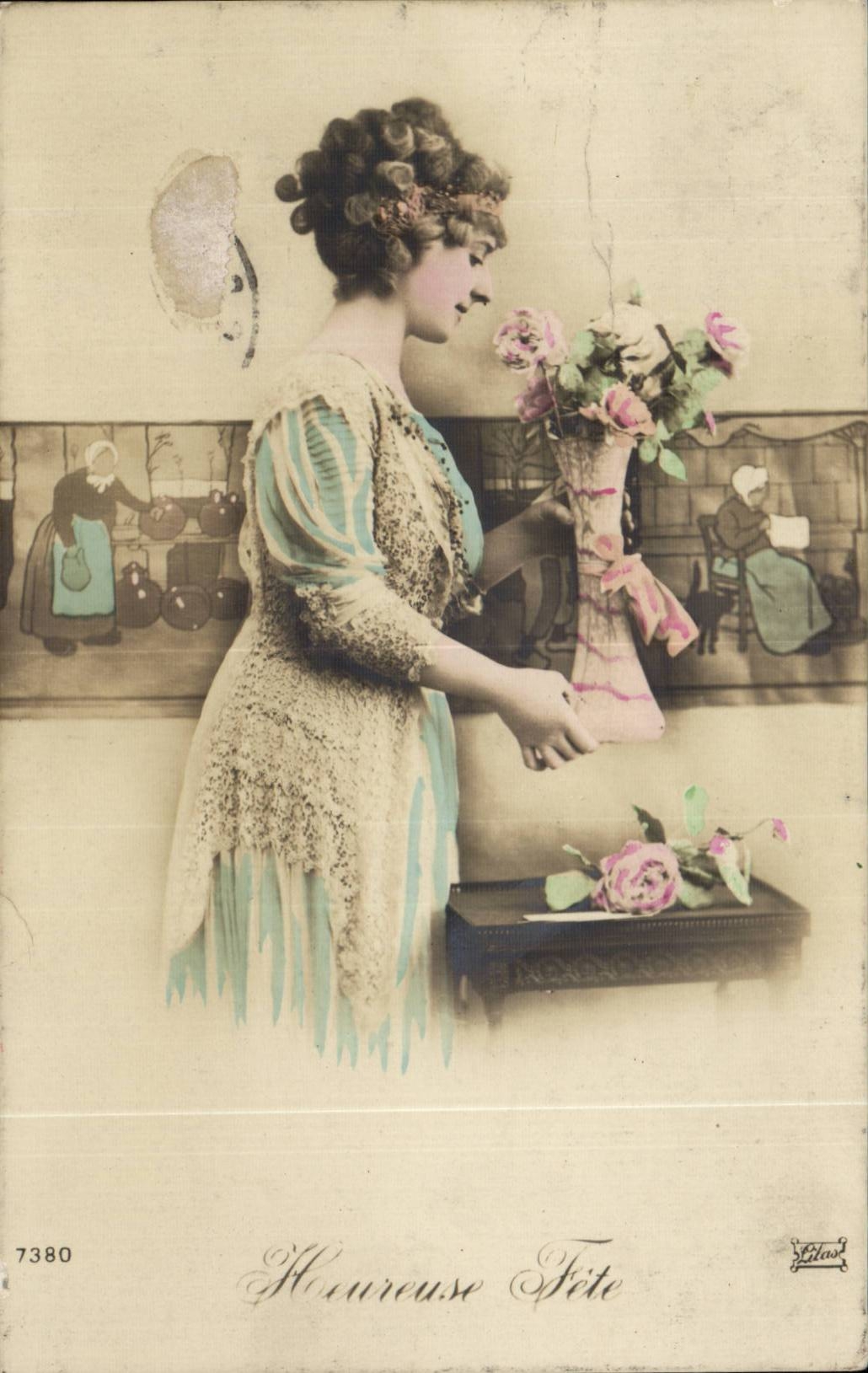 Femme en robe à dentelle et fleurs — 'Heureuse Fête' — Éditeur Léon Gilot, n° 7380
