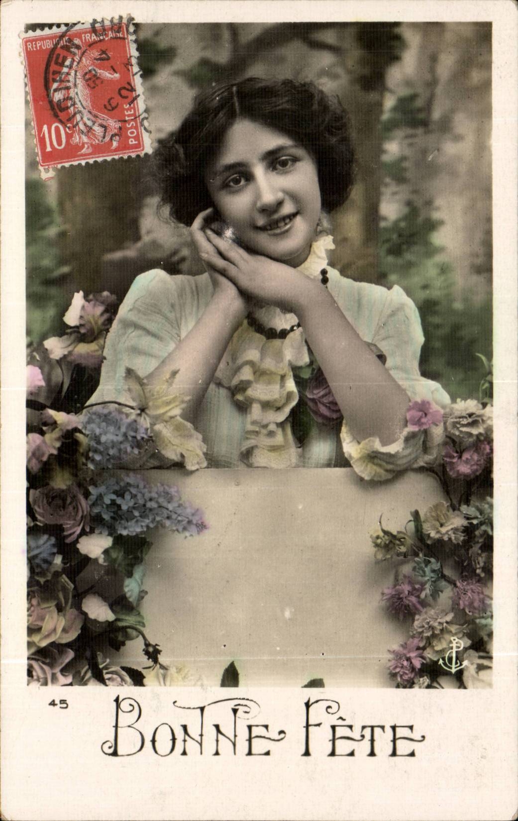Jeune femme souriante — décor floral — éditeur anonyme, n° 45