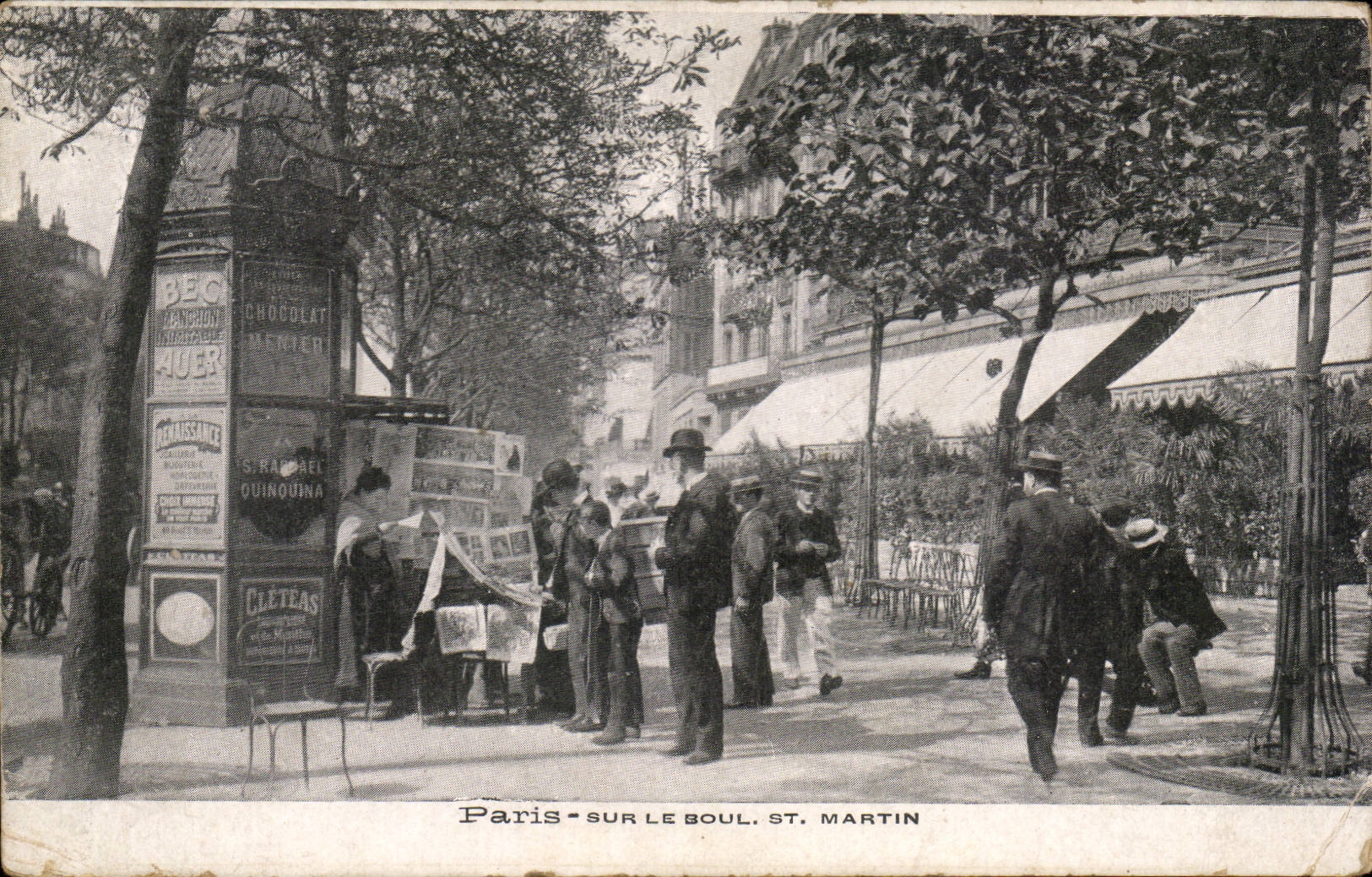 Paris CPA Sur le boulevard Saint Martin (marchande de journaux)
