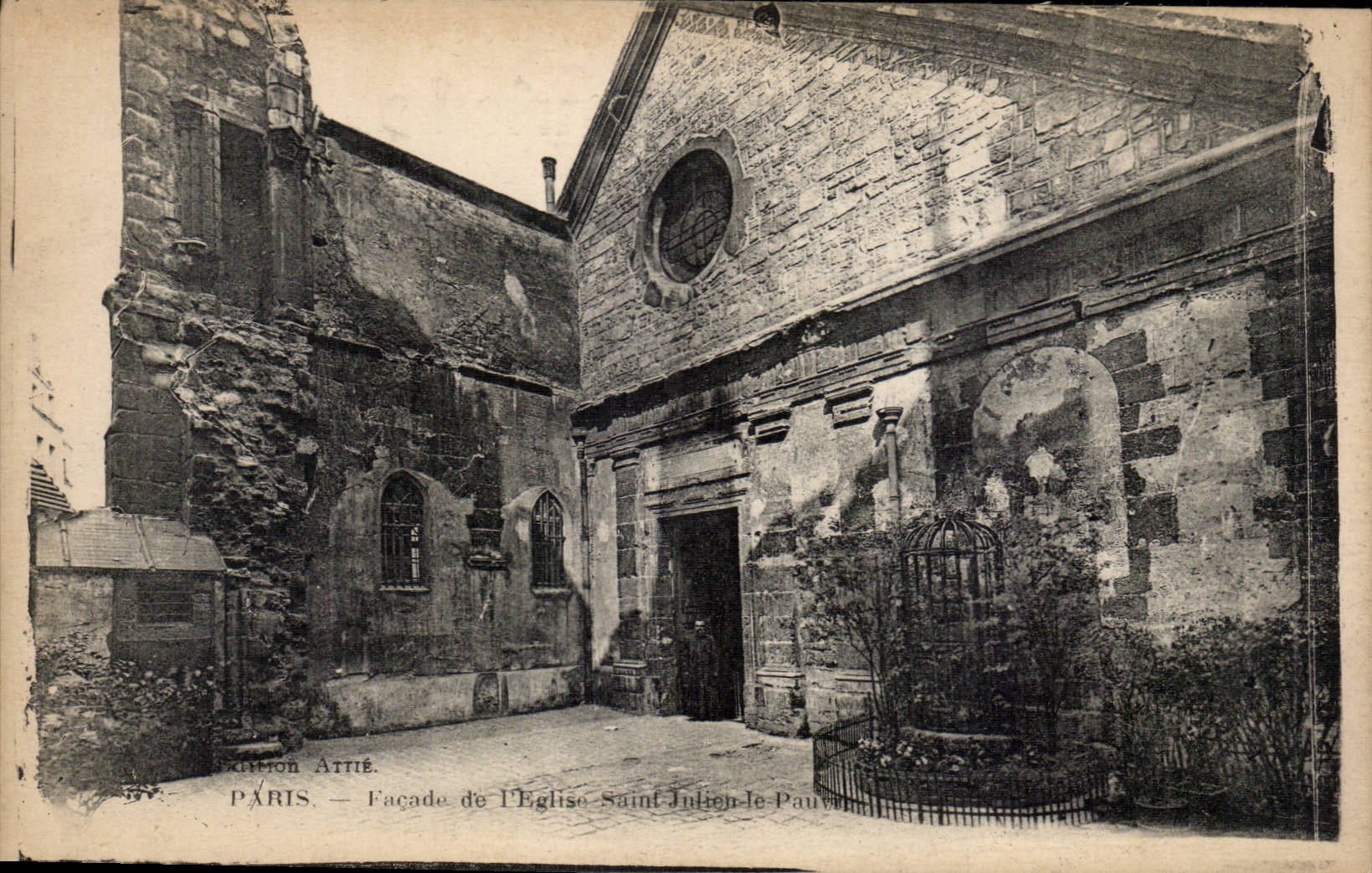 Paris CPA Facade de l'eglise Saint Julien le Pauvre