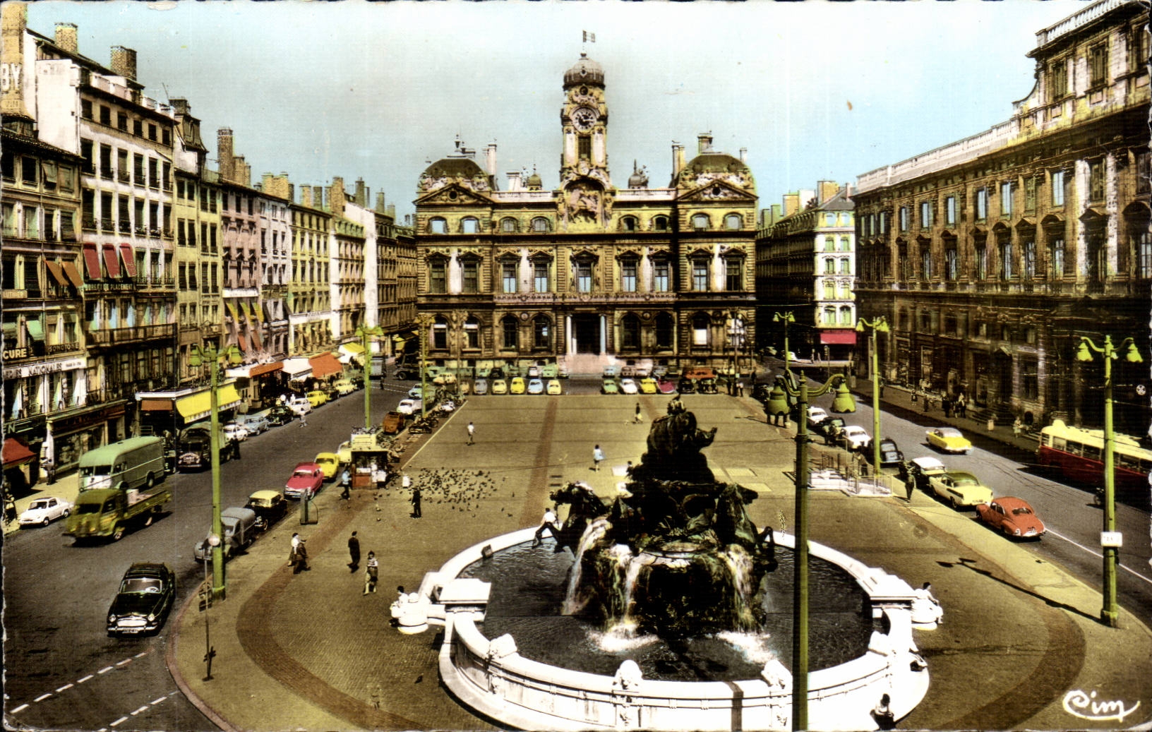 Lyon - Place des Terreaux - Hôtel de Ville et Fontaine Bartholdi — éditée par R. Cim