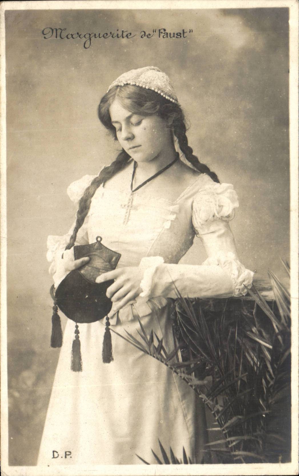 Marguerite de "Faust" — portrait en costume — D.P.