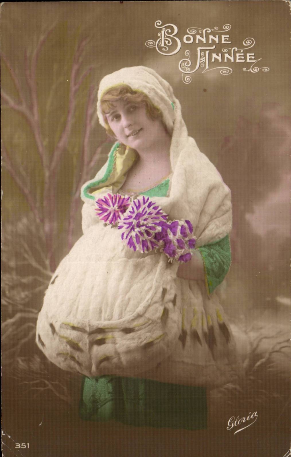 Femme en robe blanche et écharpe tenant un bouquet — Gloria — n° 351