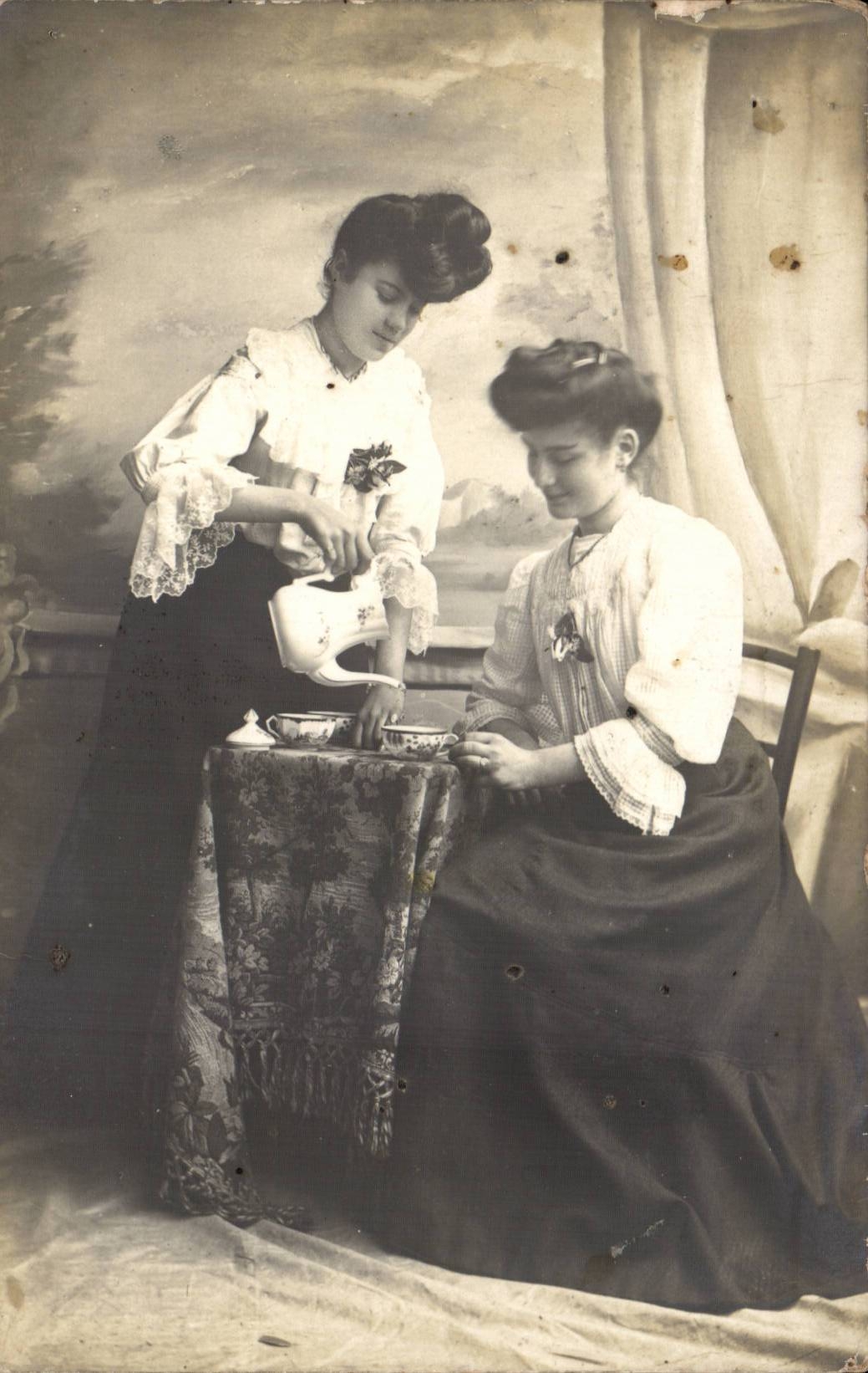 Deux jeunes femmes servant le thé — scène de vie — éditeur Société Landeron, Lyon