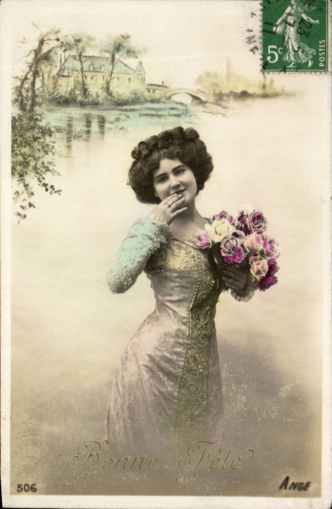 Femme en robe ornée tenant un bouquet de roses — Bonne Fête — Éditeur ANGE, n° 506