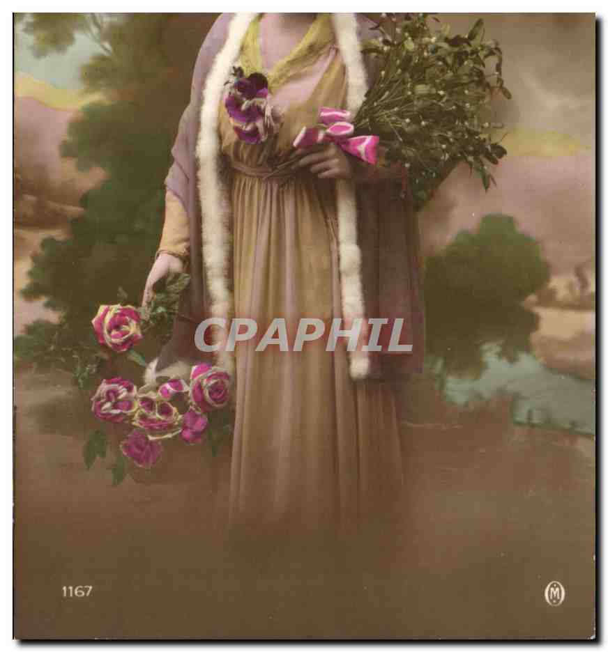 Femme en robe longue et manteau fourré — avec bouquet de roses et de gui — éditeur O. OLIVIERY, Nanterre, n° 1167