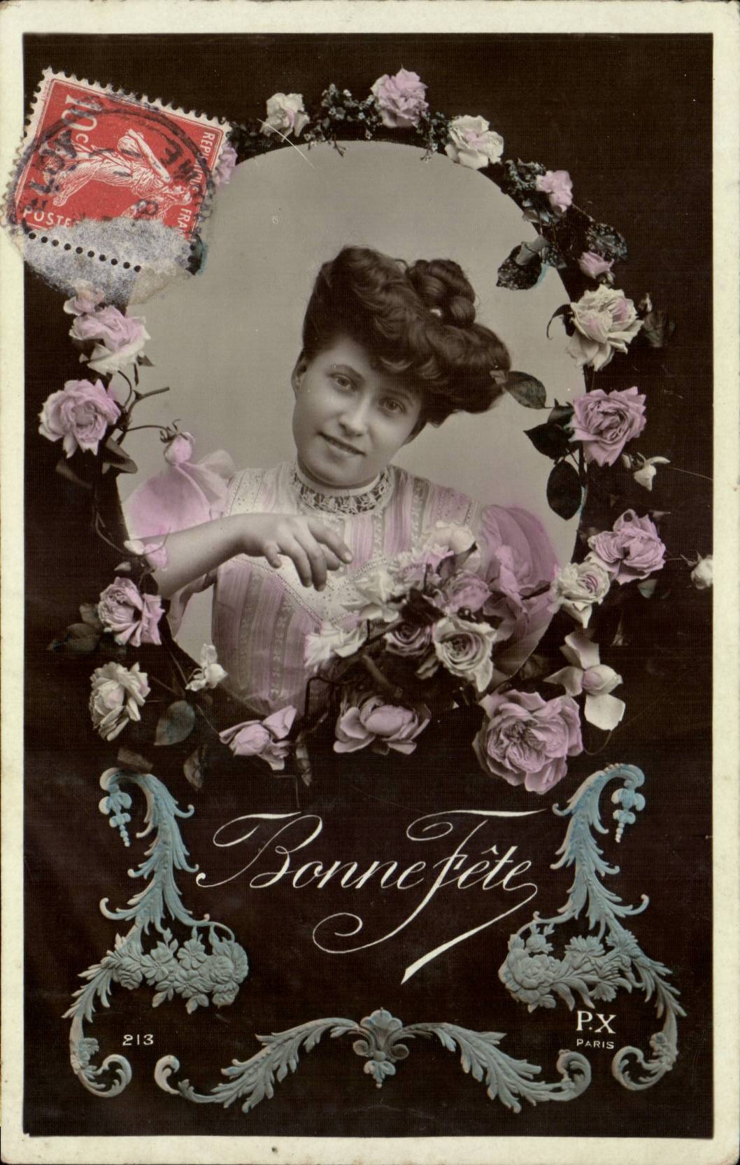 Frau in rosa Kleid — Blumenrahmen — PX Paris Nr. 213