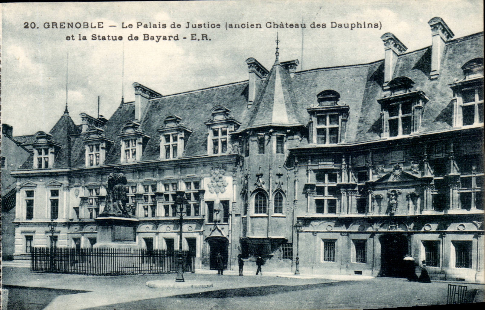 Grenoble — Das Palast der Justiz (ehemals Schloss der Dauphins) und die Statue von Bayard — E.R.