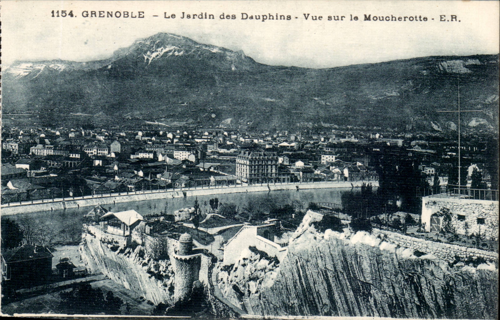 Grenoble CPA Le jardin des Dauphins Vue sur le Moucherotte