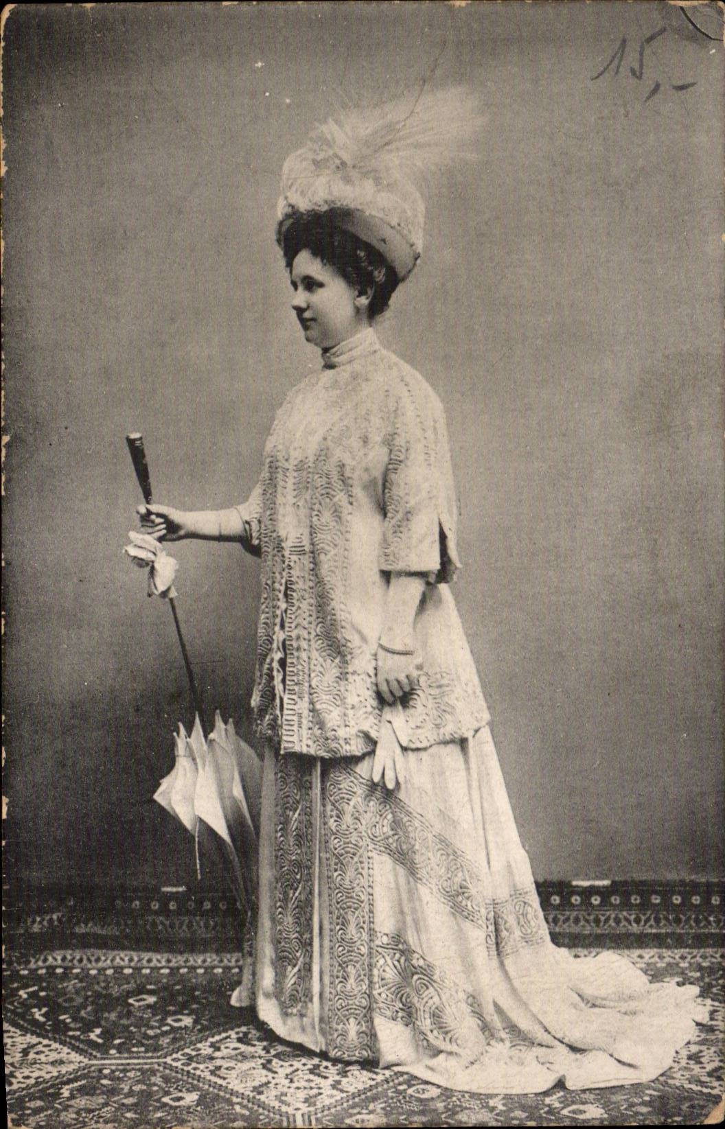 CPA FAntaisie Femme en robe