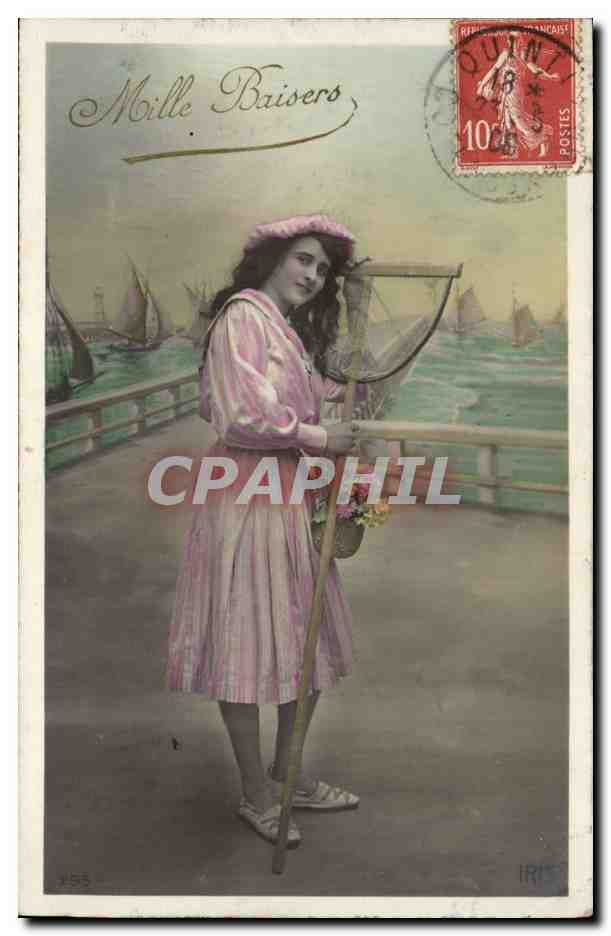 Femme en robe rose sur quai — vue de port avec voiliers — éditeur IRIS, n°55