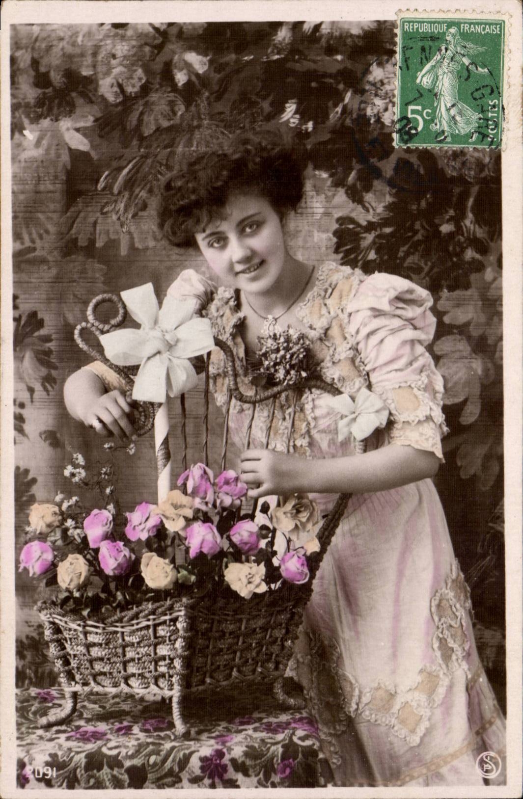 Jeune femme avec panier de roses — éditeur inconnu, n° 2091