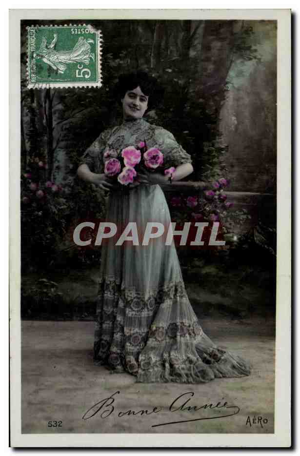 Mujer en vestido con motivos florales sosteniendo un ramo de rosas — Feliz Año — AERO n°532