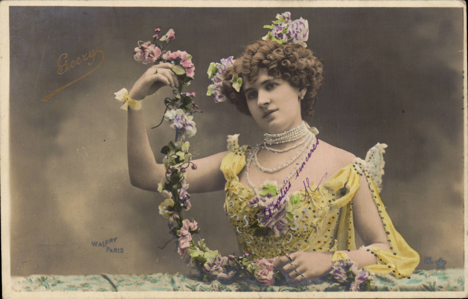 Femme en robe jaune ornée de fleurs — portrait — Geezy, Walsray Paris