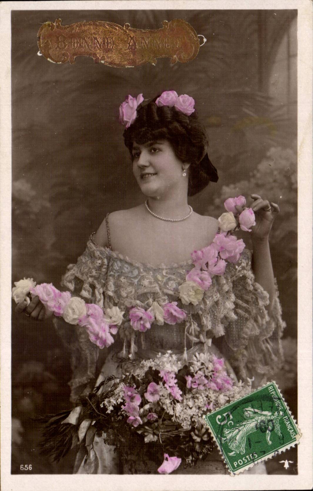 Jeune femme en robe fleurie — A. B. DUNN & ANNEC — n°656