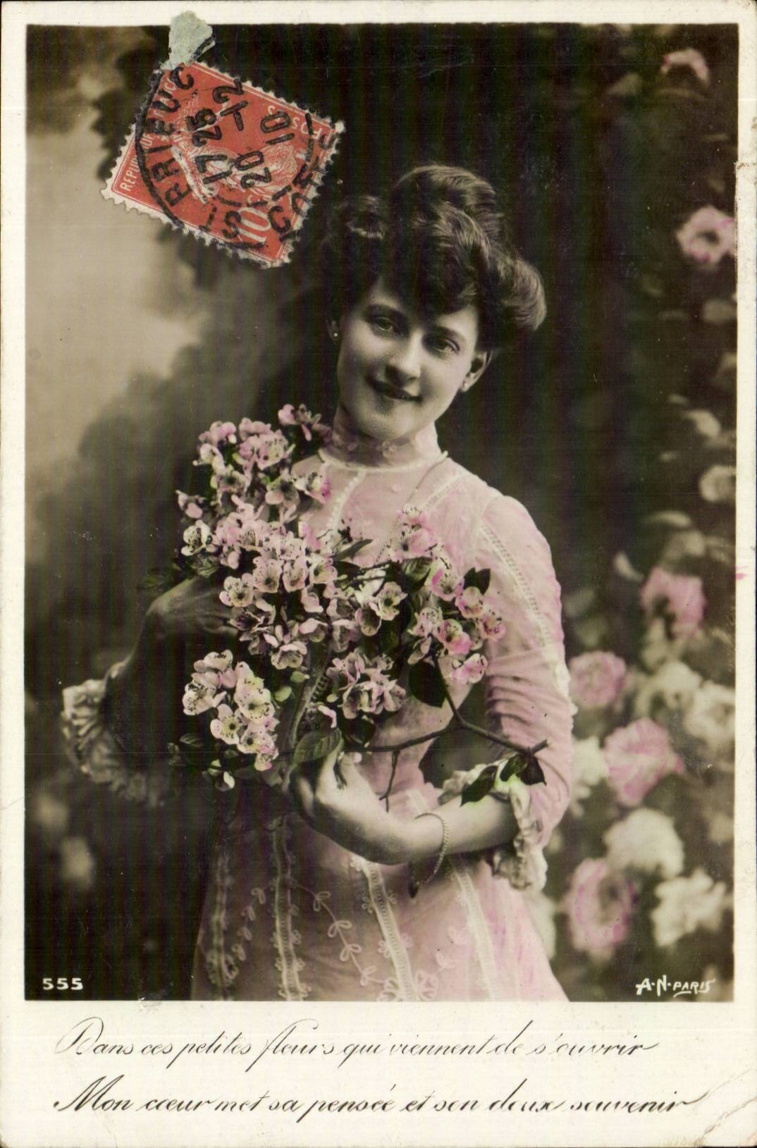 Jeune femme en robe rose tenant un bouquet de fleurs — A.N. PARIS, n° 555