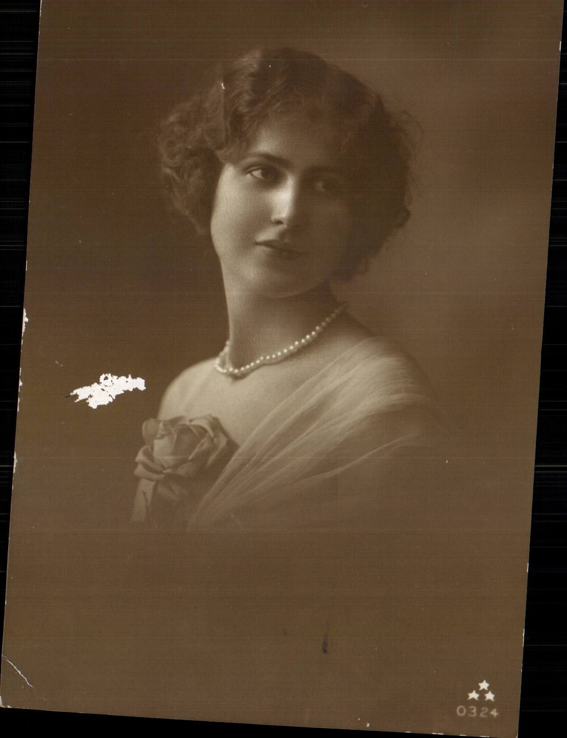 Portrait d'une femme — éditeur inconnu, n° de série 0324