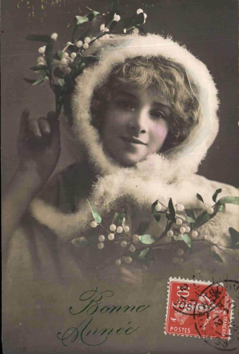 Joven mujer en piel sosteniendo ramas de abeto — Feliz Año — editor desconocido