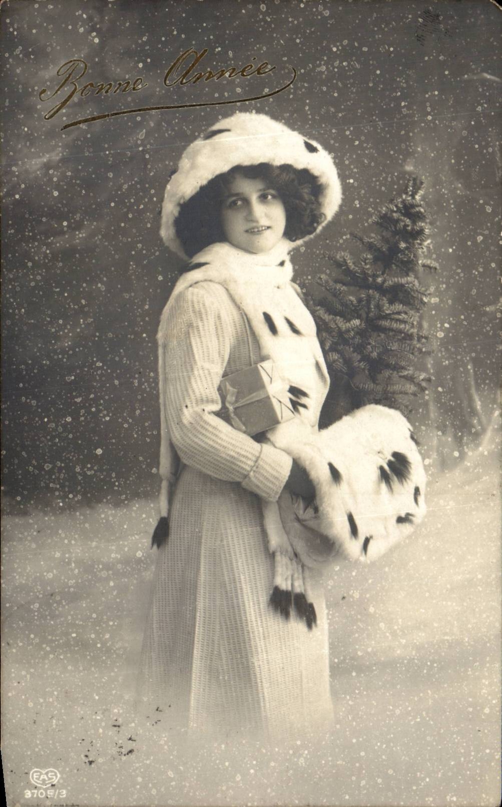 Frau in Winterkleidung mit Weihnachtsbaum — Frohe Weihnachten — Verlag RAS n° 3
