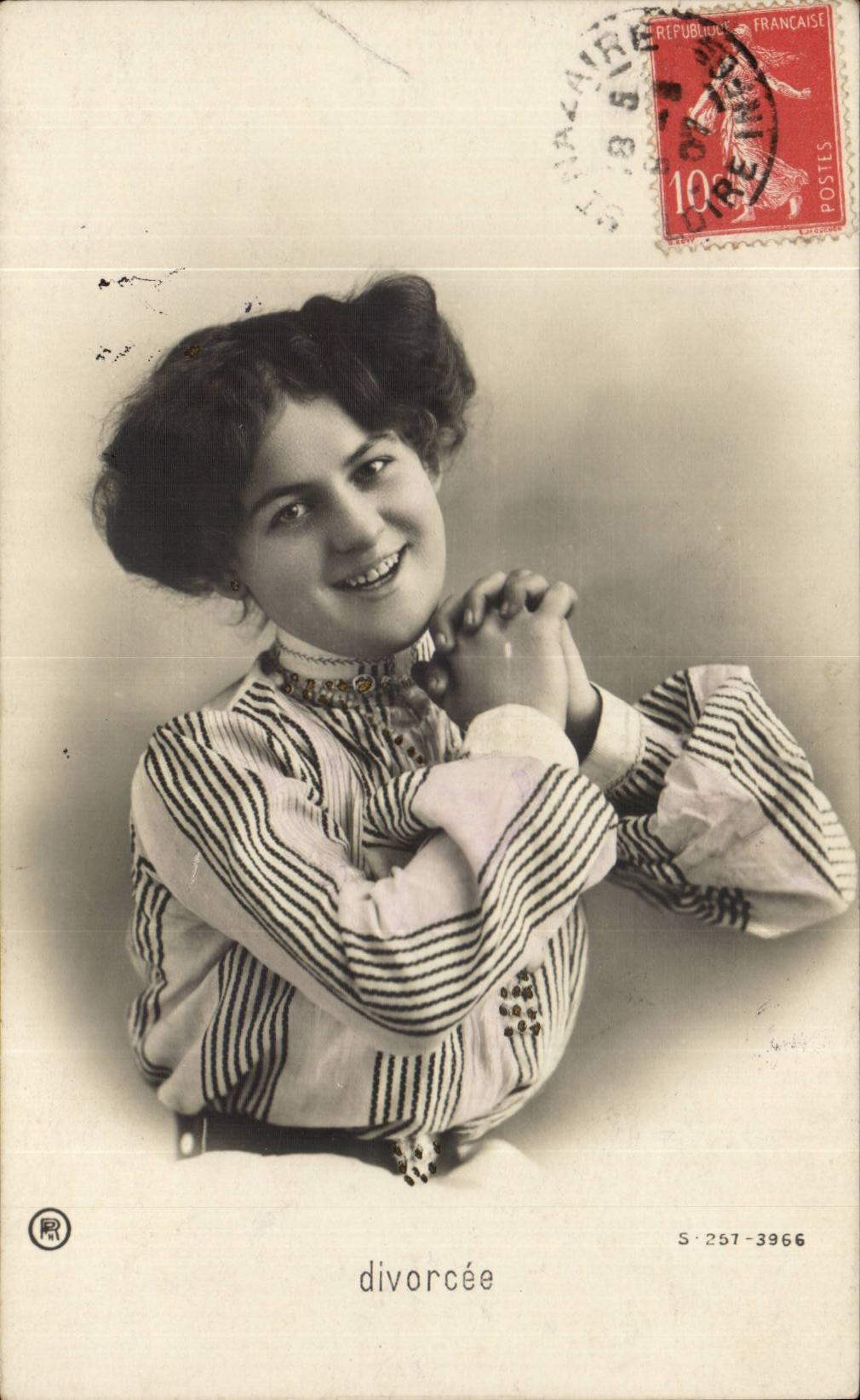 Femme souriante — texte imprimé 'divorcée' — éditeur S. 257-3966