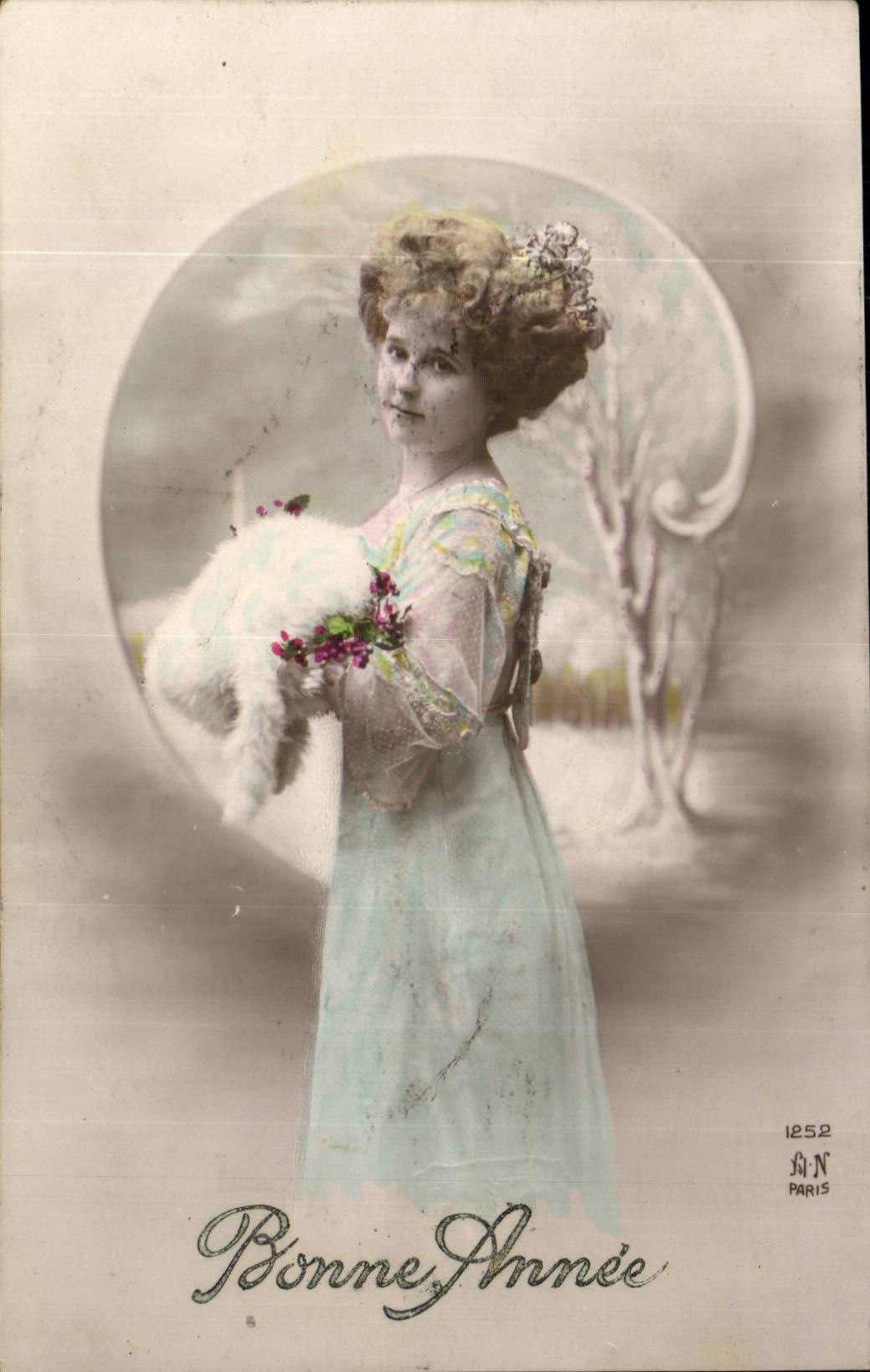 Joven mujer con vestido claro sosteniendo un ramo — Feliz Año — RIN París, n° 1252