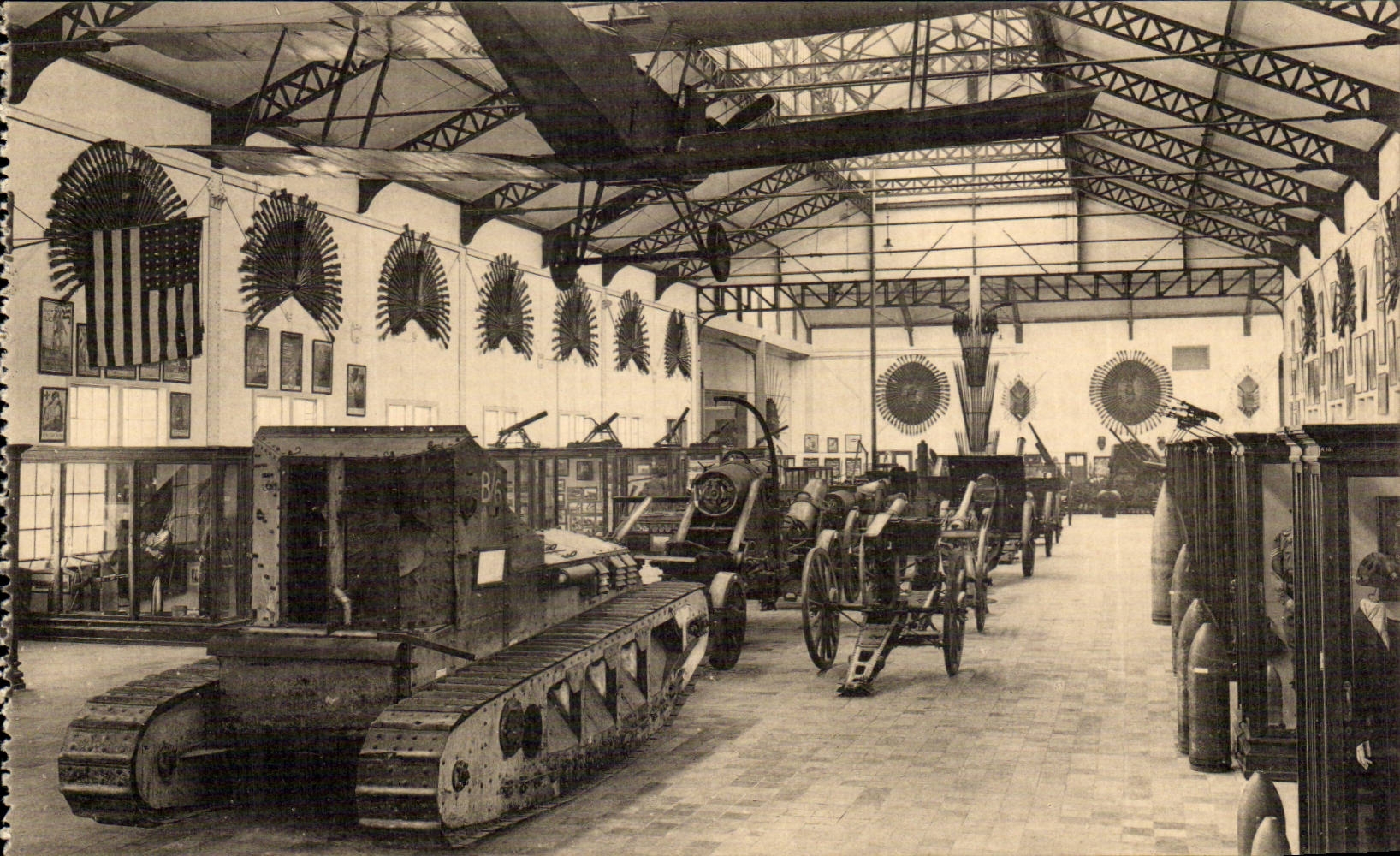 Belgie Belgique Musee royal de l'armee Bruxelles La salle des trophees 1914 1918 (militaria) Tank