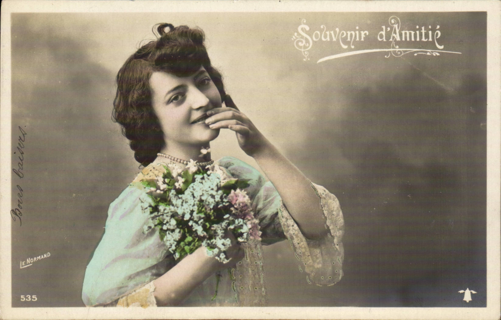 Giovane donna che tiene un mazzo di fiori — Ricordo di Amicizia — LE NORMAND n°535