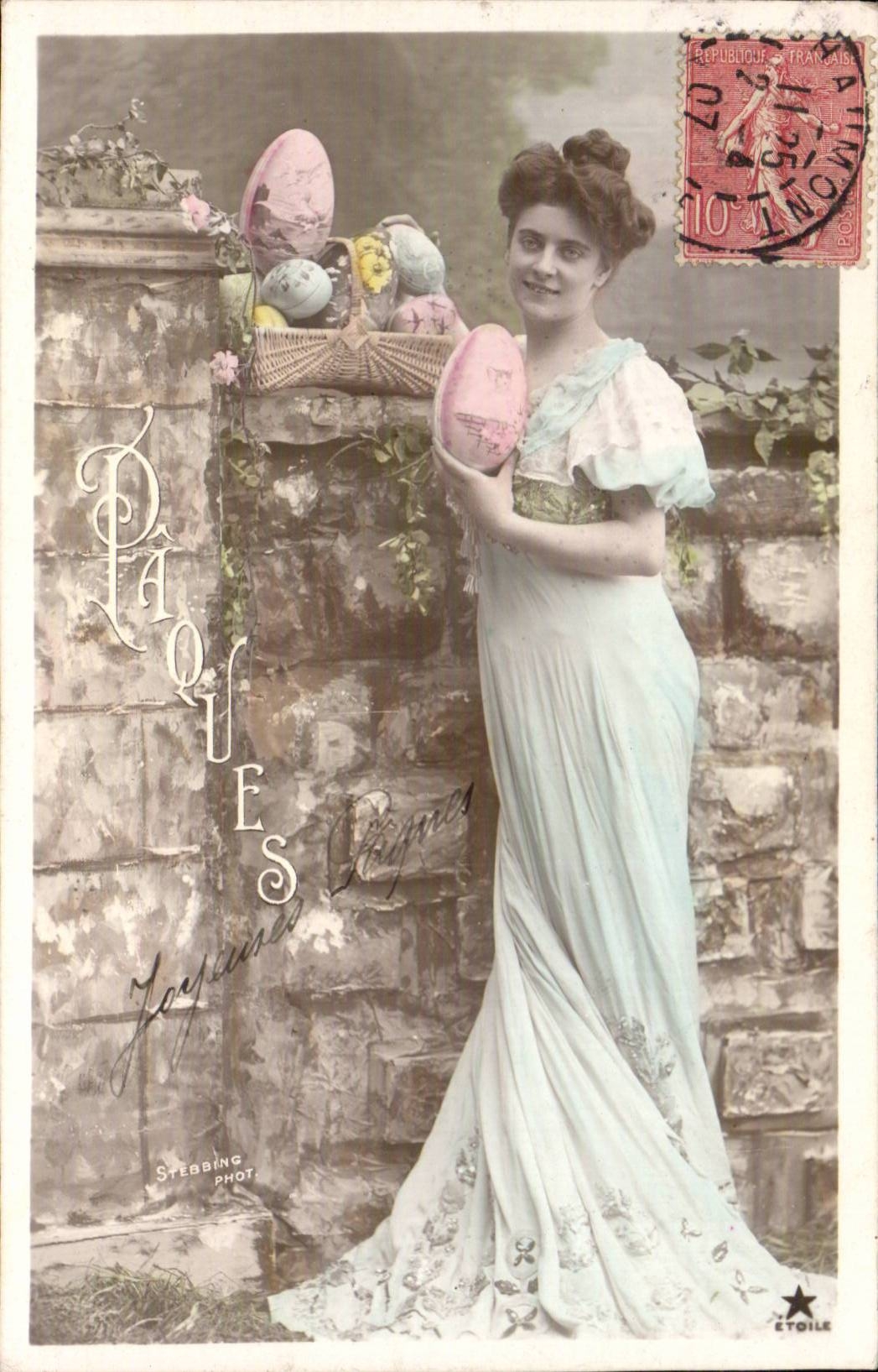 Pascua — mujer en vestido azul con un huevo — Stebbing Fot. Daignes