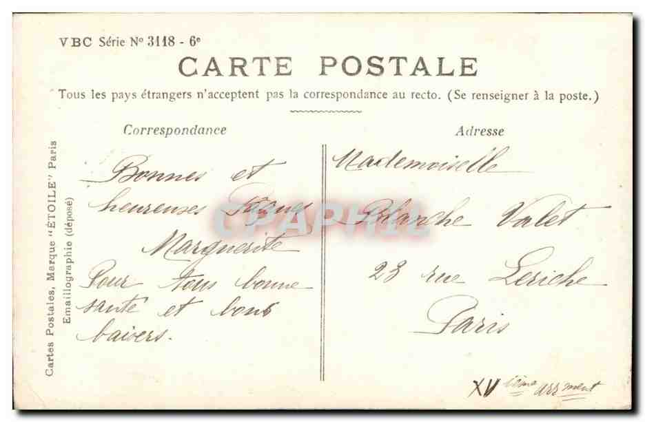 Pascua — mujer en vestido azul con un huevo — Stebbing Fot. Daignes — Reverso