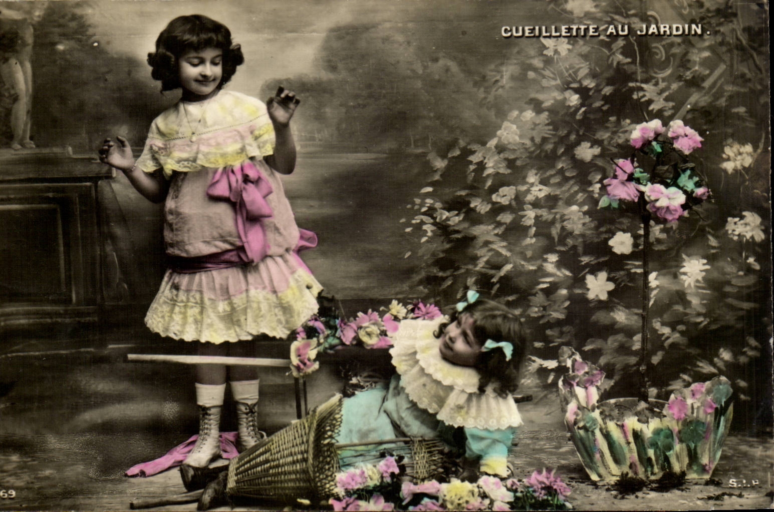 CPA Fantaisie Enfant Cueillette au jardin