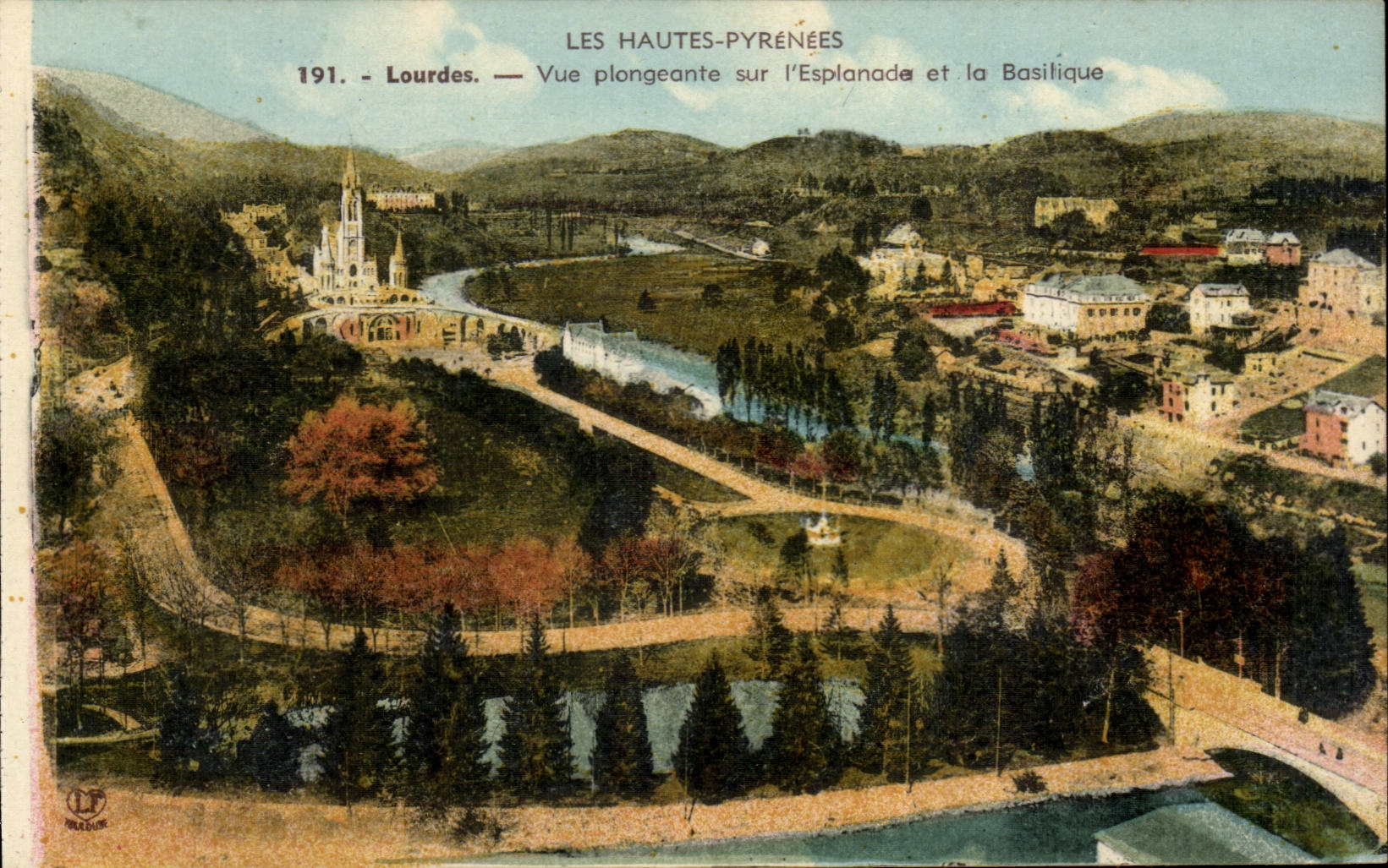 Lourdes CPA Vue plongeante sur l'esplanade et la basilique