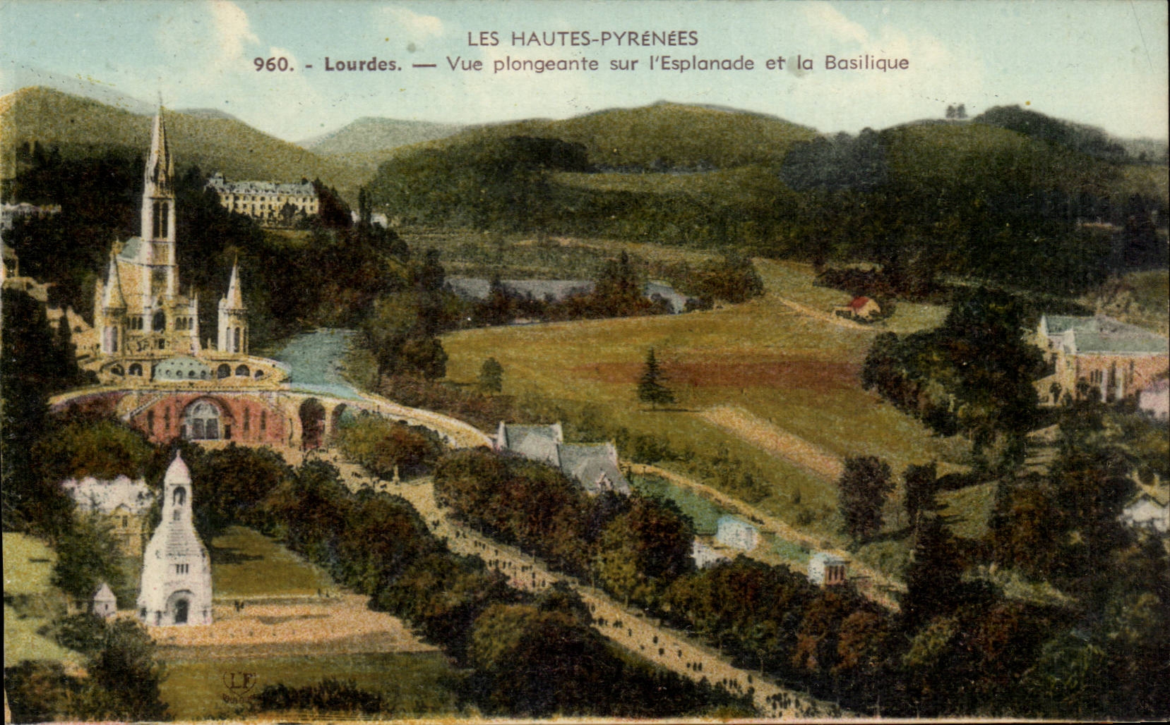 Lourdes CPA Vue plongeante sur l'esplanade et la basilique
