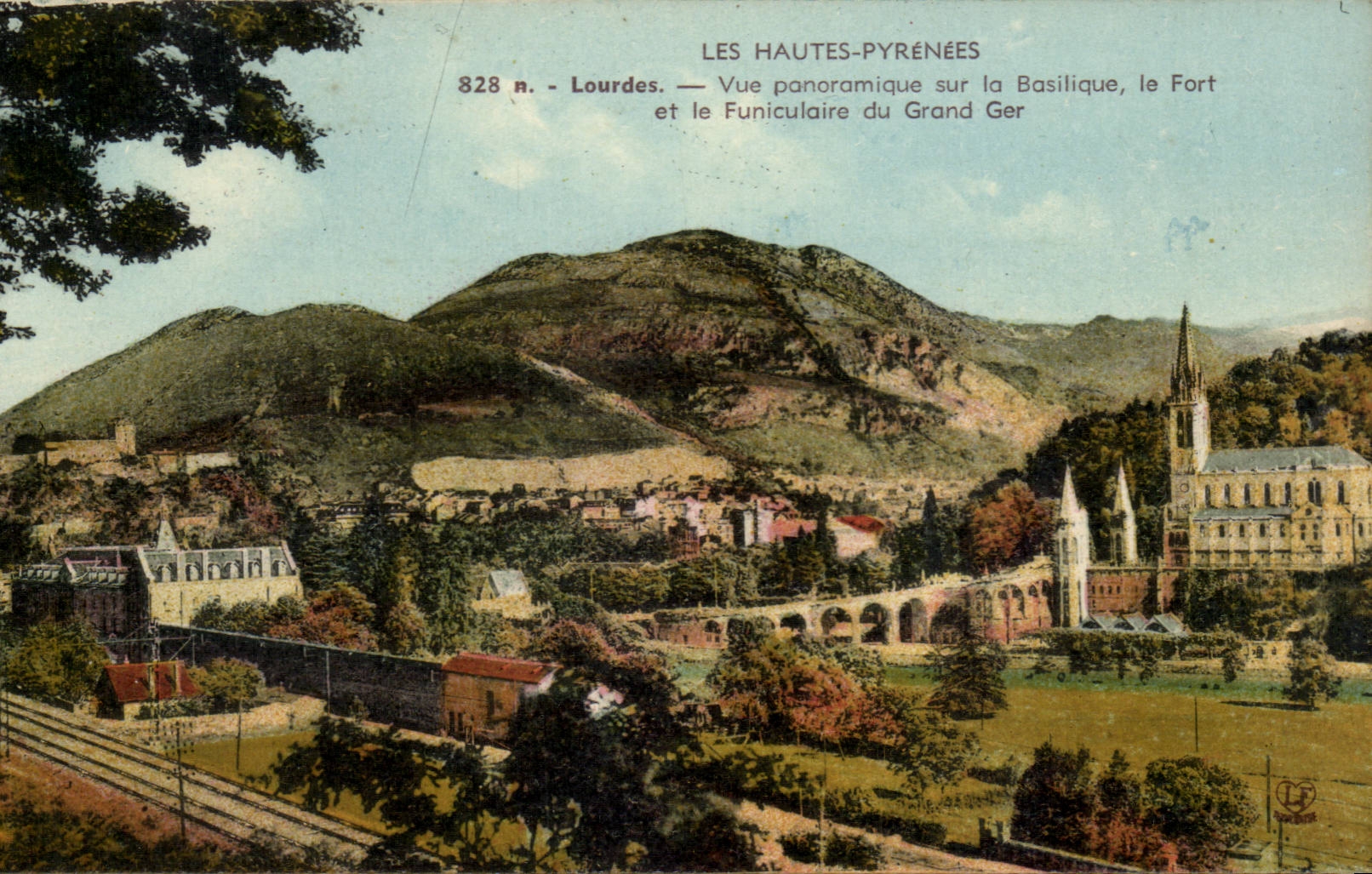 Lourdes CPA Vue panoramique sur la basilique le fort et le funiculaire du grand Ger