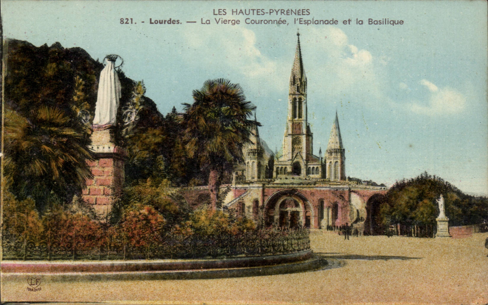 Lourdes CPA La vierge couronnee l'esplanade et la basilique