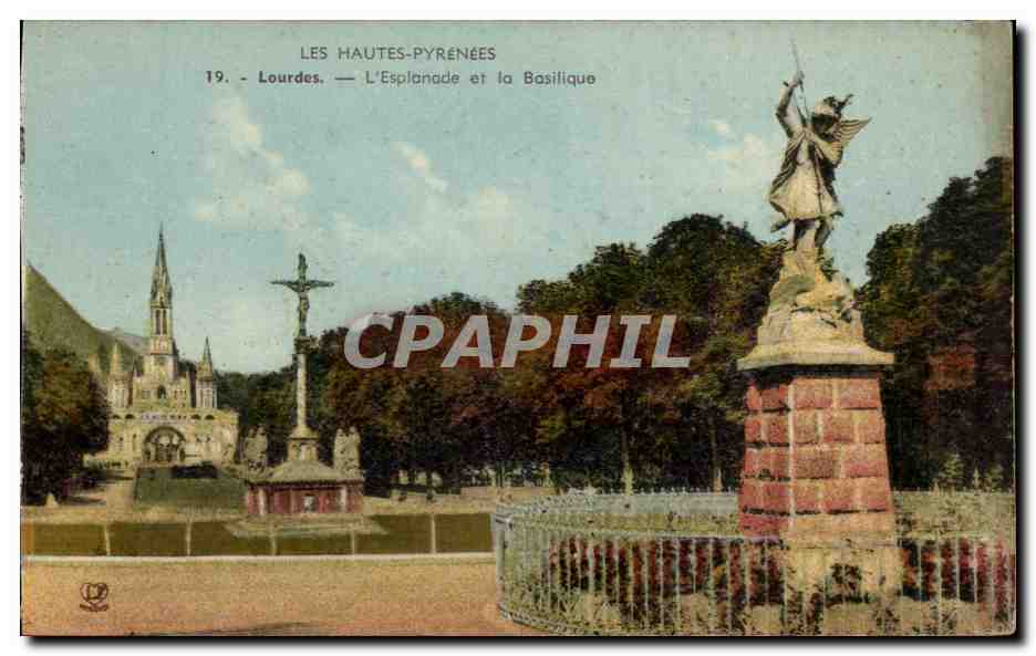 Lourdes CPA L'esplanade et la basilique