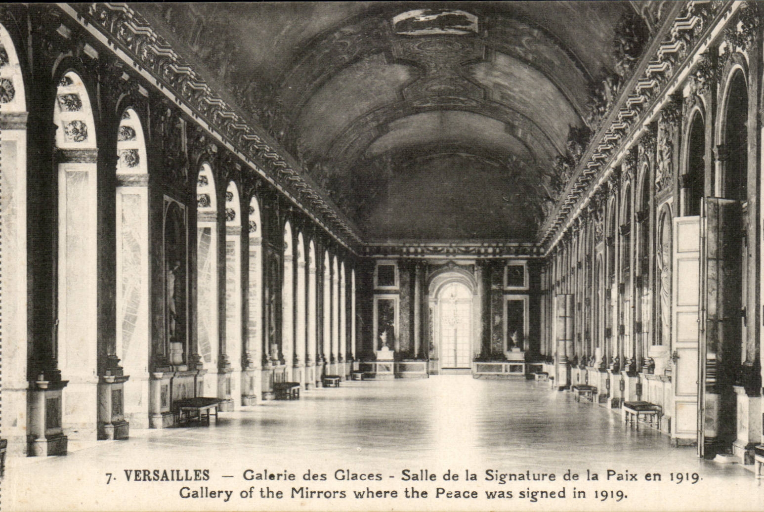 Versailles — Galerie des Glaces - Salle de la Signature de la Paix en 1919