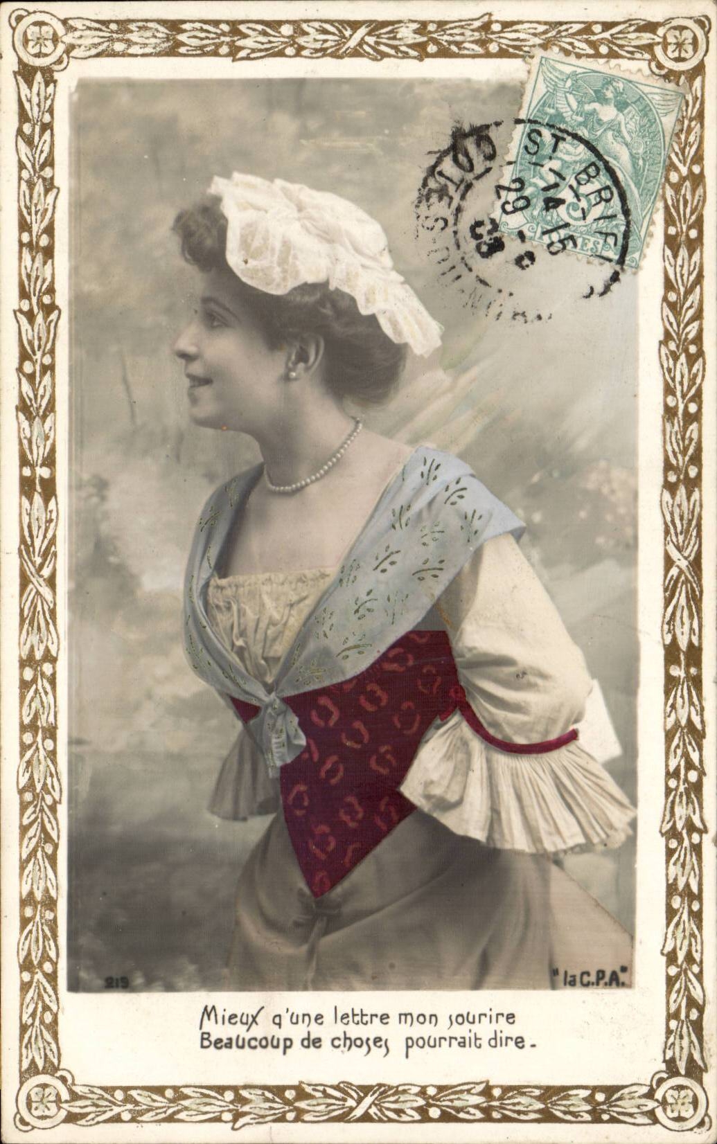 Femme en robe colorée — texte imprimé — la C.P.A. n°219