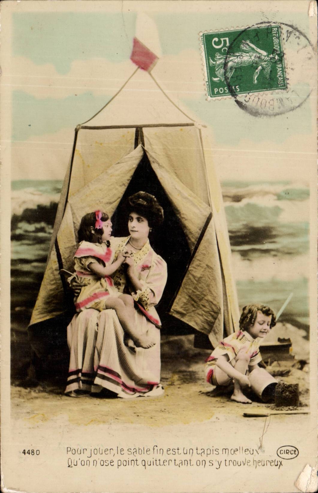 CPA Fantaisie Femme et enfants au bord de la plage