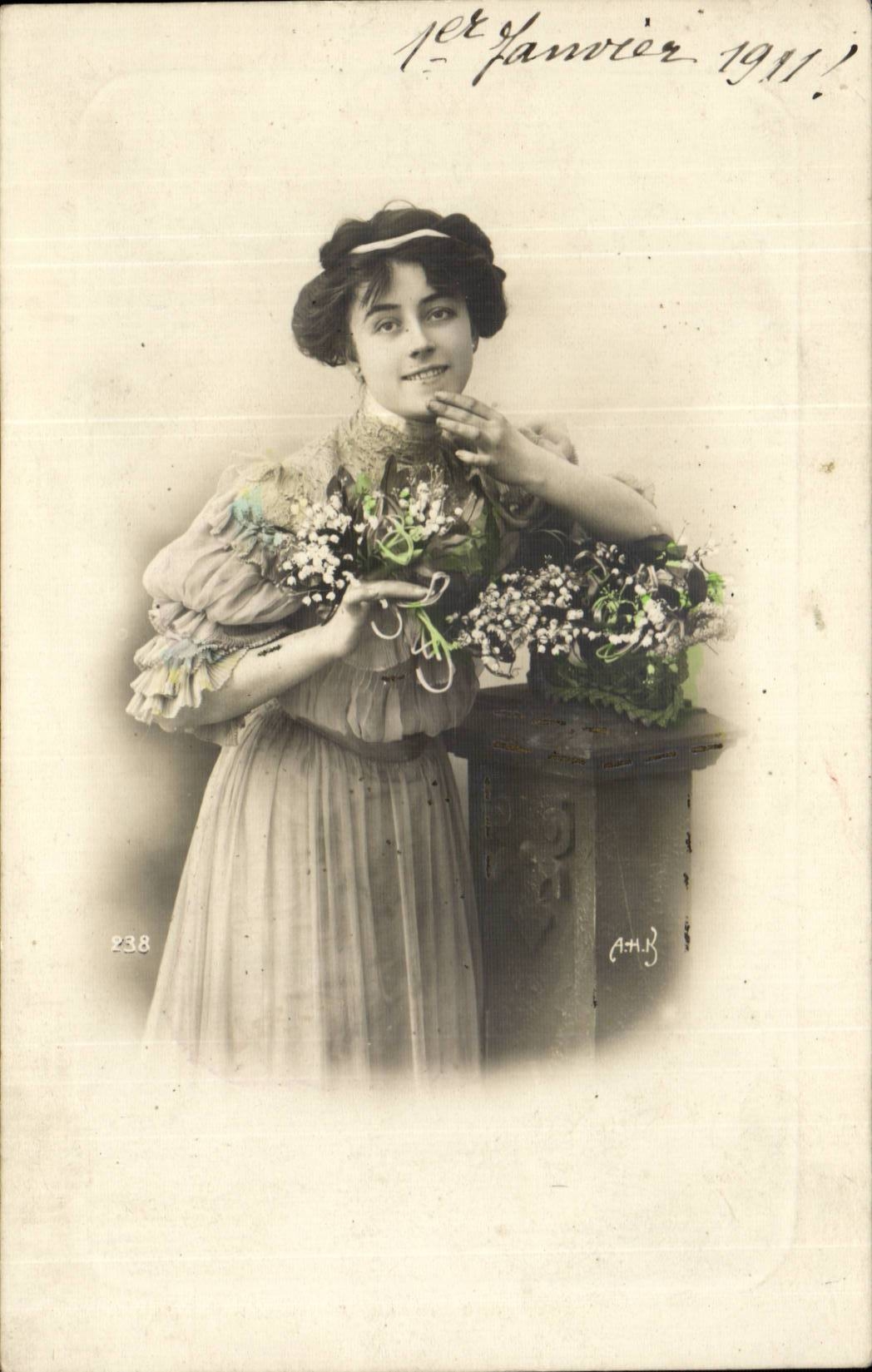 Junge Frau in einem Rüschenkleid — mit Blumenstrauß — A.H.B. n°238 — datiert 1. Januar 1911