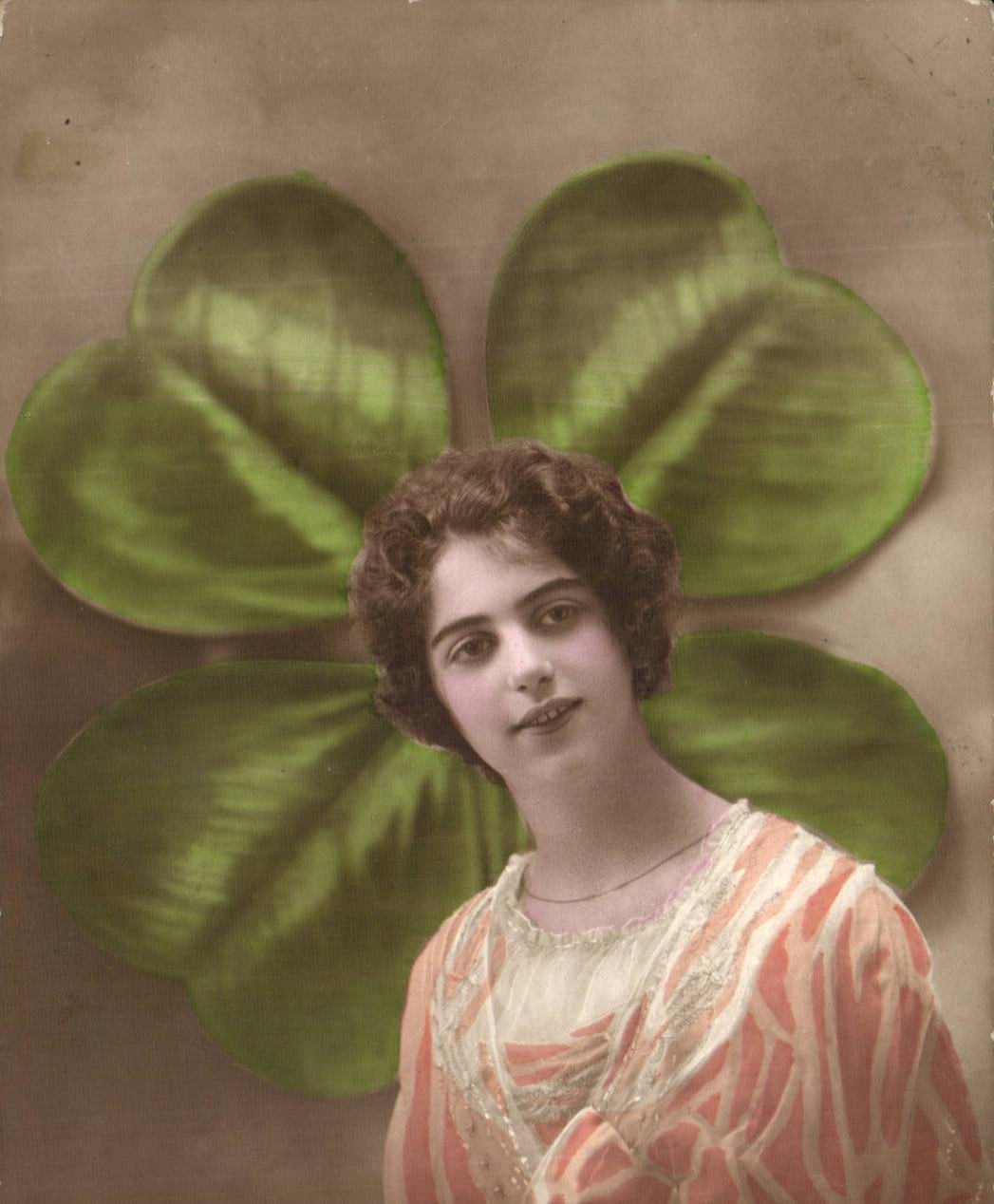 Jeune femme devant un trèfle à quatre feuilles — A. Christian & Cie, n° 86