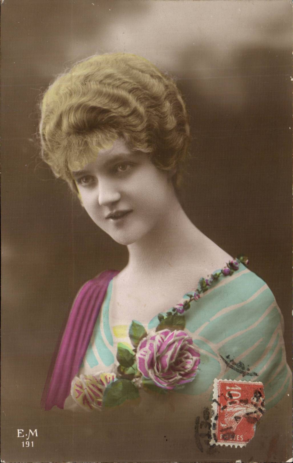 Jeune femme en robe colorée — E.M. 191 — éditeur E.M. (France)
