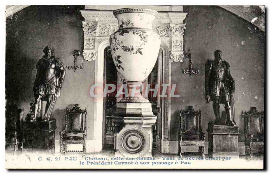Château de Pau, salle des Gardes — Vase de Sèvres offert par le Président Garnot à son passage à Pau — C.C. 21